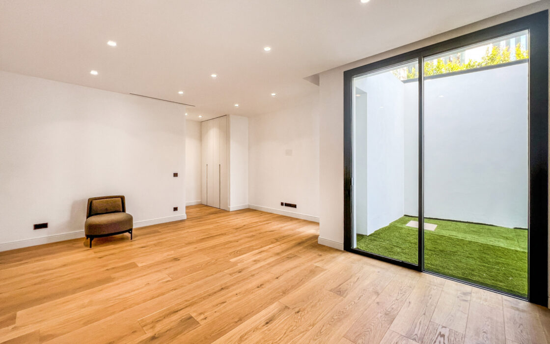 Вілла в Lomas de Marbella Club 647 кв.м з терасою біля моря