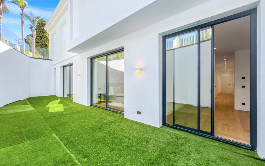 Вілла в Lomas de Marbella Club 647 кв.м з терасою біля моря