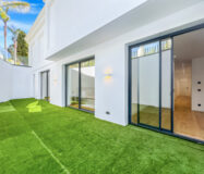 Вілла в Lomas de Marbella Club 647 кв.м з терасою біля моря