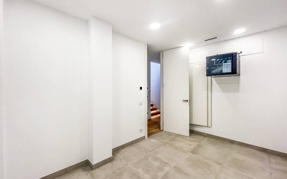 Вілла в Lomas de Marbella Club 647 кв.м з терасою біля моря