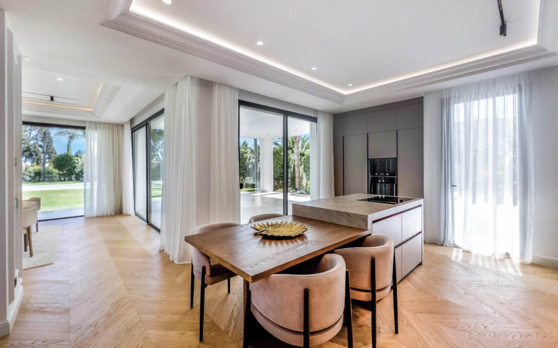 Вілла в Lomas de Marbella Club 647 кв.м з терасою біля моря