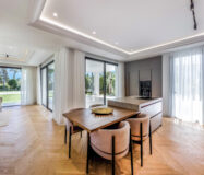 Вілла в Lomas de Marbella Club 647 кв.м з терасою біля моря