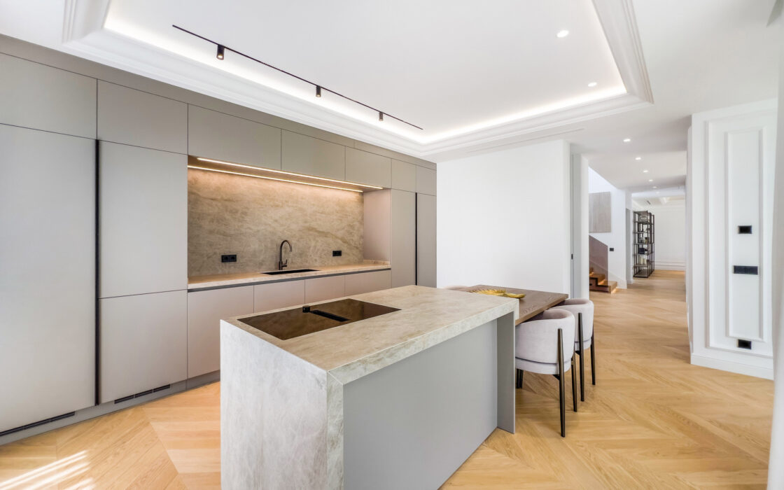 Вілла в Lomas de Marbella Club 647 кв.м з терасою біля моря