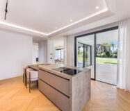 Вілла в Lomas de Marbella Club 647 кв.м з терасою біля моря