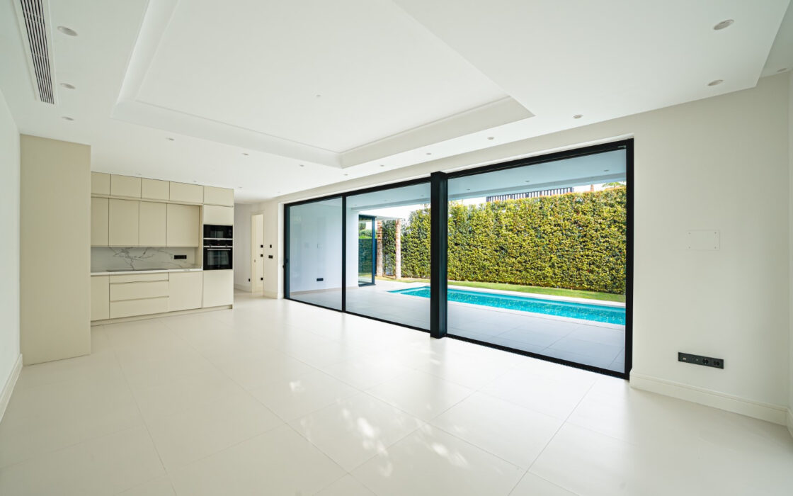 Новая вилла 434 кв.м у пляжа в Марбелье, Золотая Миля