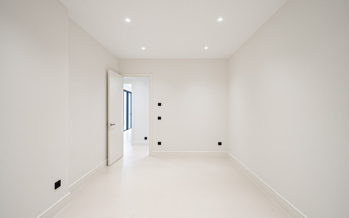 Новая вилла 434 кв.м у пляжа в Марбелье, Золотая Миля