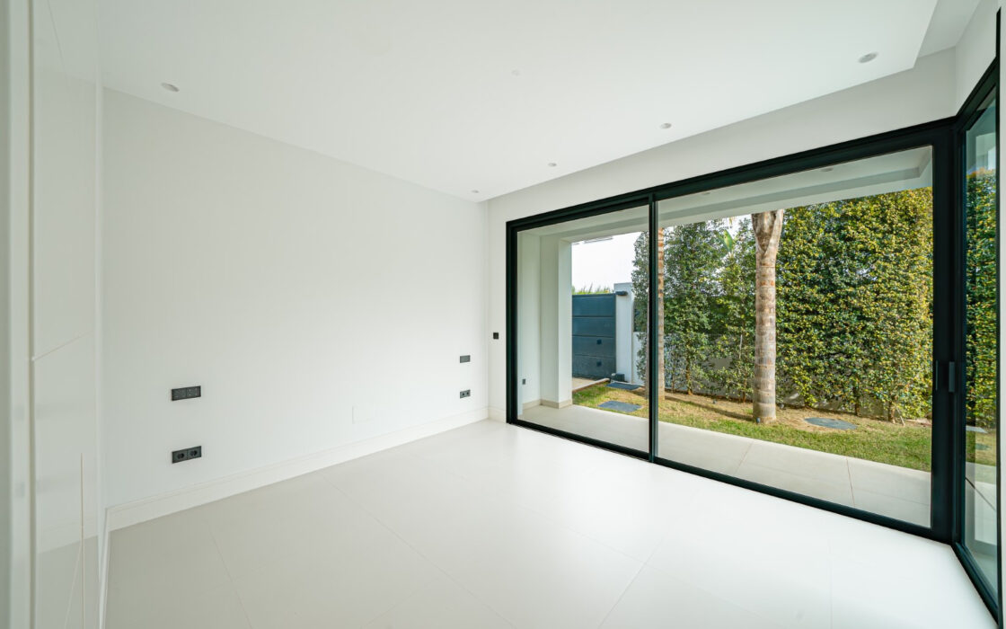 Новая вилла 434 кв.м у пляжа в Марбелье, Золотая Миля