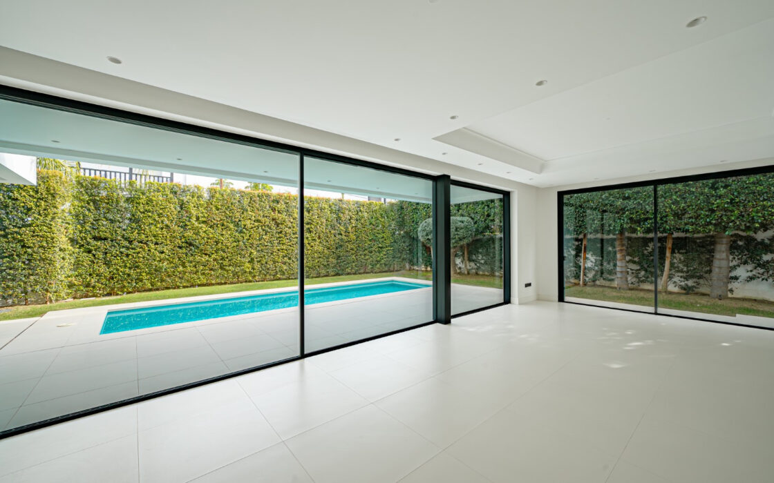 Новая вилла 434 кв.м у пляжа в Марбелье, Золотая Миля