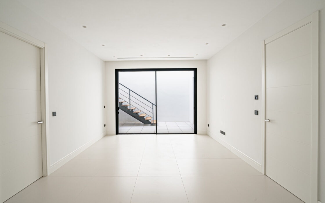 Новая вилла 434 кв.м у пляжа в Марбелье, Золотая Миля