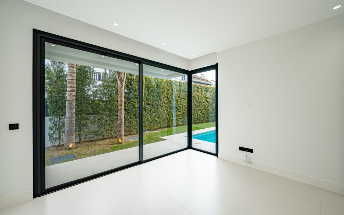 Новая вилла 434 кв.м у пляжа в Марбелье, Золотая Миля