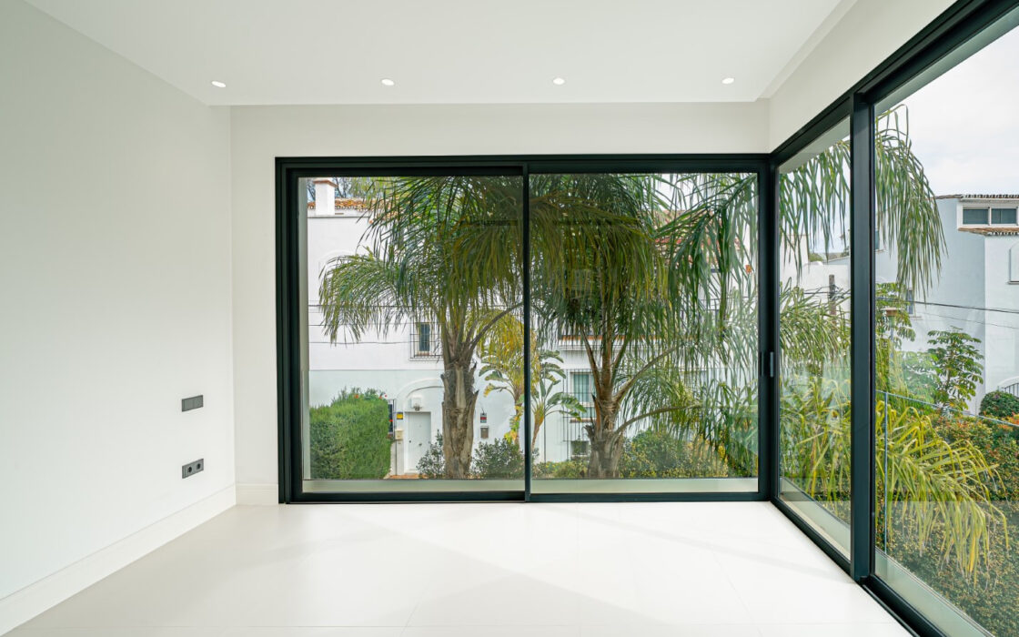 Новая вилла 434 кв.м у пляжа в Марбелье, Золотая Миля