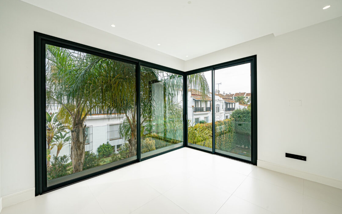 Новая вилла 434 кв.м у пляжа в Марбелье, Золотая Миля