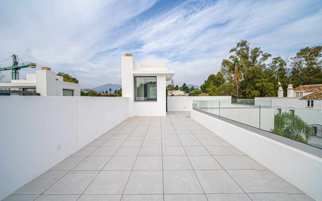 Новая вилла 434 кв.м у пляжа в Марбелье, Золотая Миля