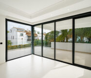 Новая вилла 434 кв.м у пляжа в Марбелье, Золотая Миля