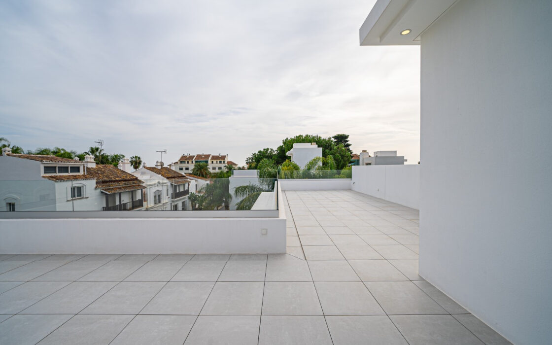 Новая вилла 434 кв.м у пляжа в Марбелье, Золотая Миля