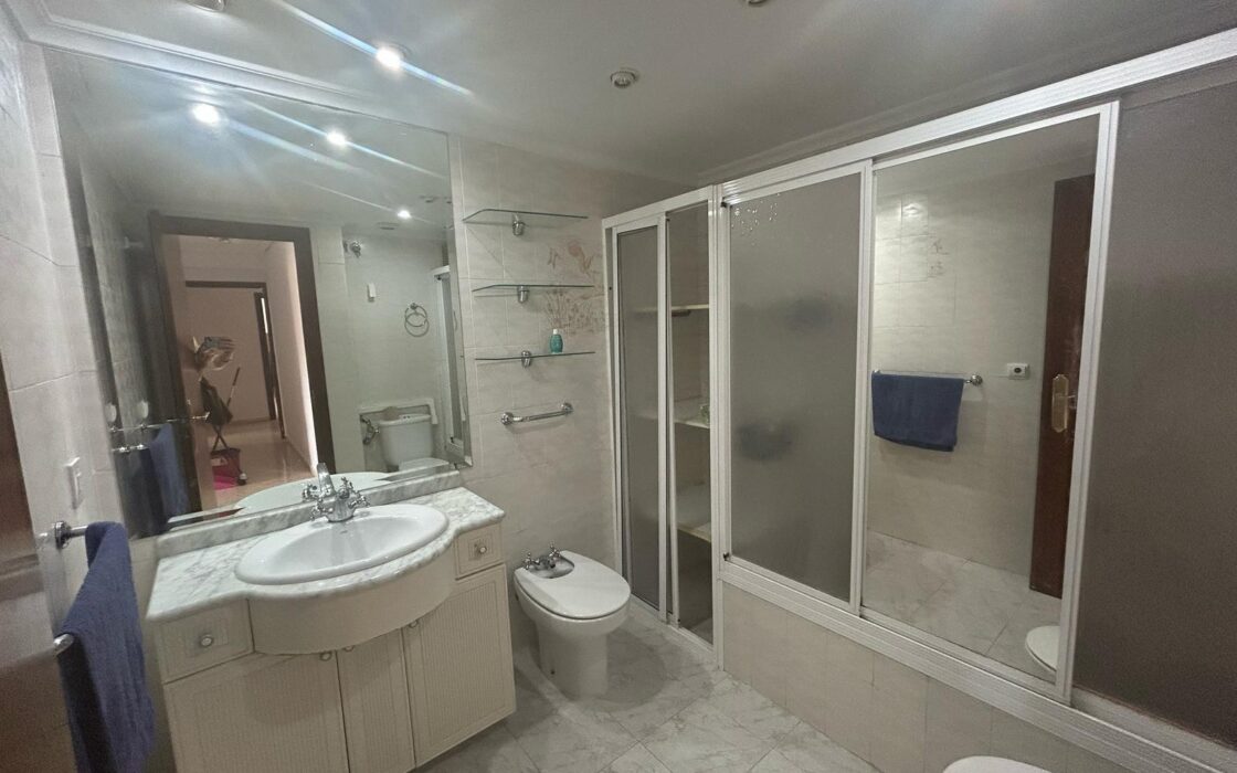 Апартаменти з терасою в Бенідормі 100 кв.м біля моря