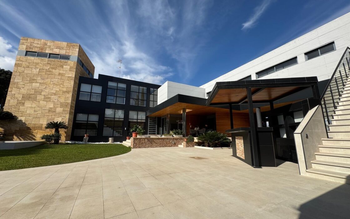 Елітна вілла 847 кв.м у пляжа на Коста Бланці