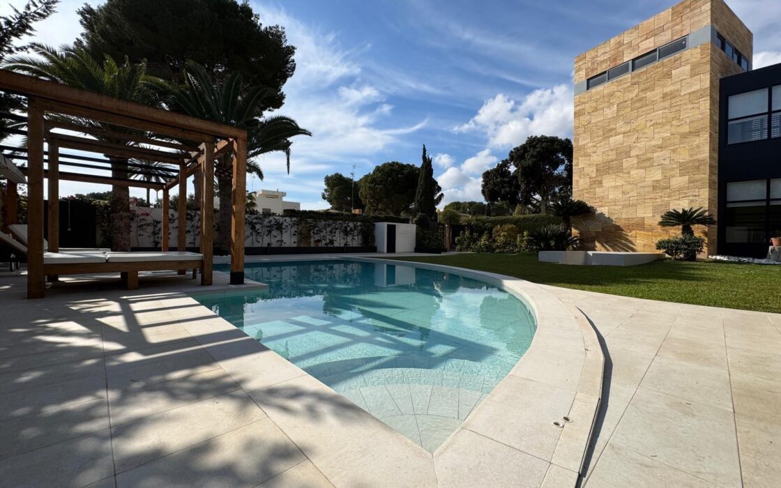 Елітна вілла 847 кв.м у пляжа на Коста Бланці