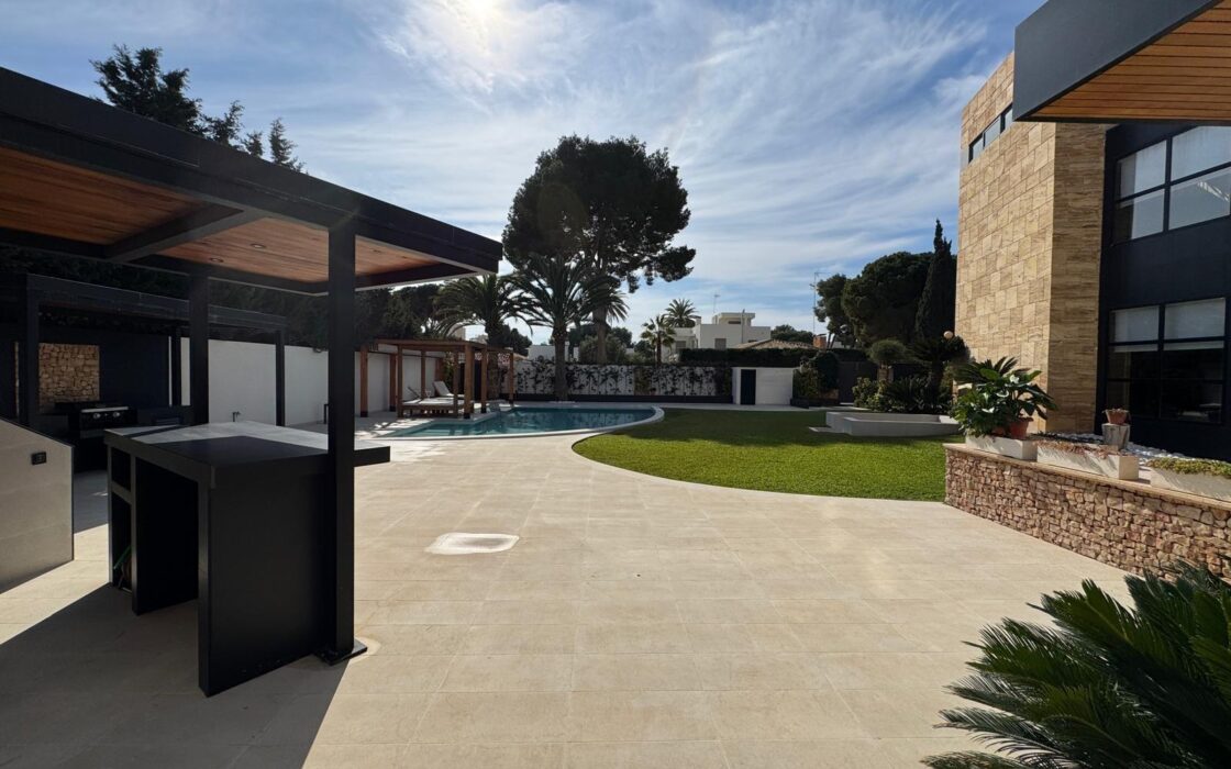 Елітна вілла 847 кв.м у пляжа на Коста Бланці