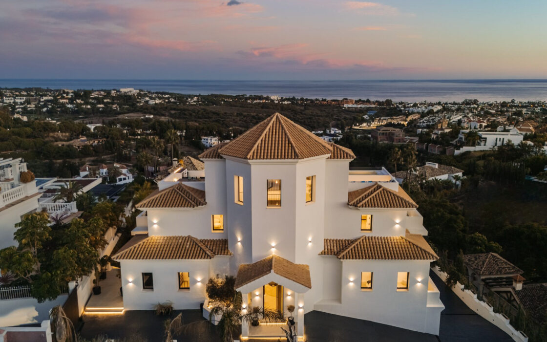 Розкішна резиденція 7 кімнат з панорамним видом в Benahavis 1466 кв.м