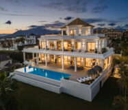 Розкішна резиденція 7 кімнат з панорамним видом в Benahavis 1466 кв.м