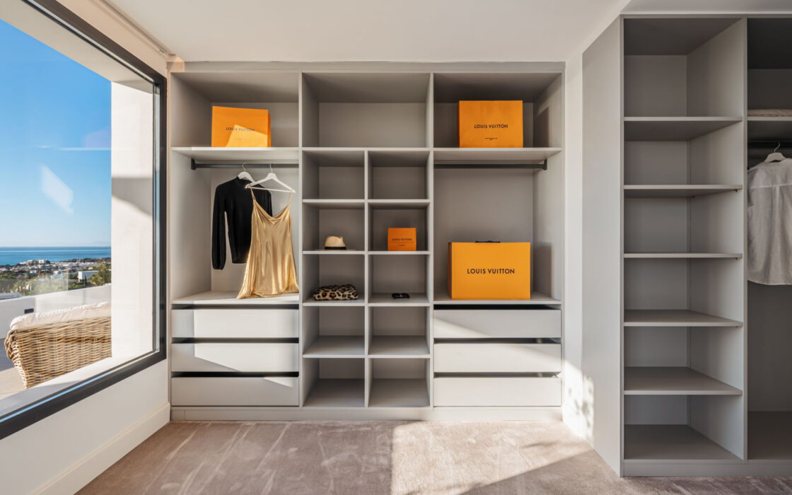 Розкішна резиденція 7 кімнат з панорамним видом в Benahavis 1466 кв.м