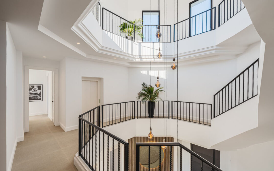 Розкішна резиденція 7 кімнат з панорамним видом в Benahavis 1466 кв.м