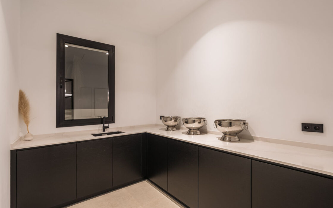 Розкішна резиденція 7 кімнат з панорамним видом в Benahavis 1466 кв.м