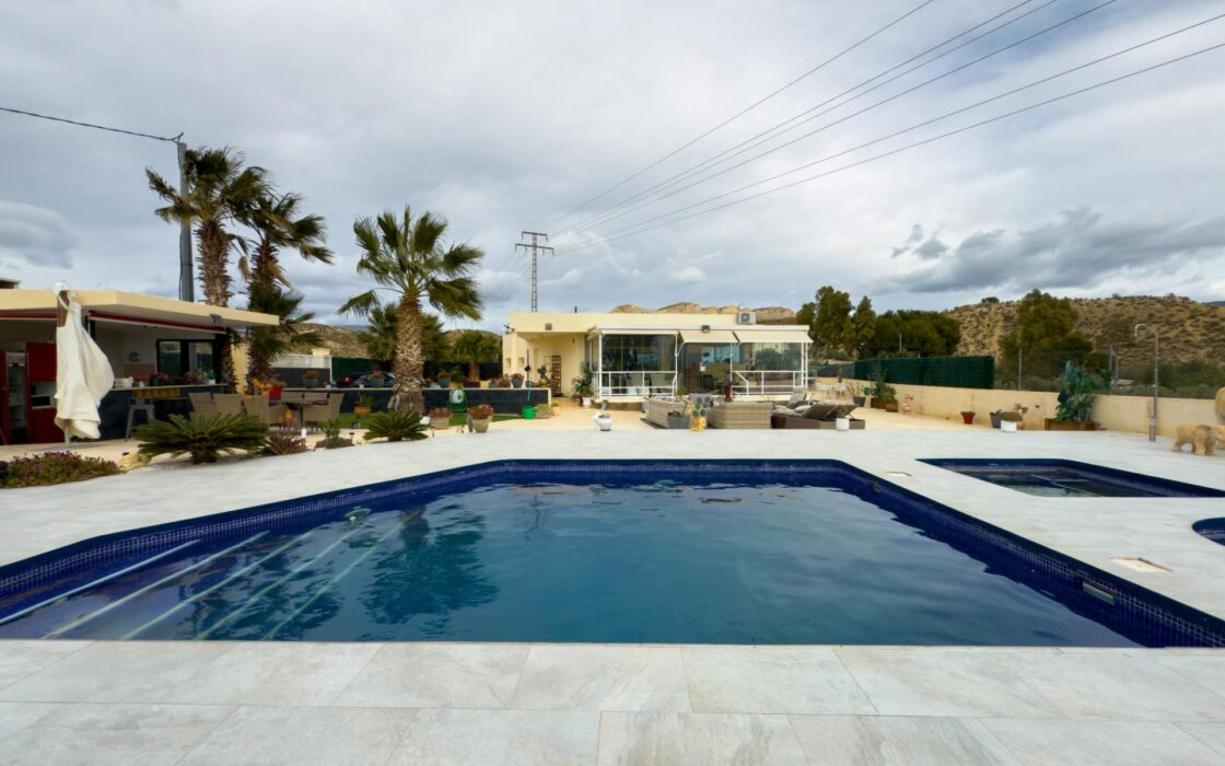 Просторная вилла с бассейном в Хихоне на 3600 кв.м.