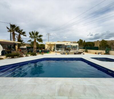 Простора вілла з басейном у Хіхоні на 3600 кв.м.