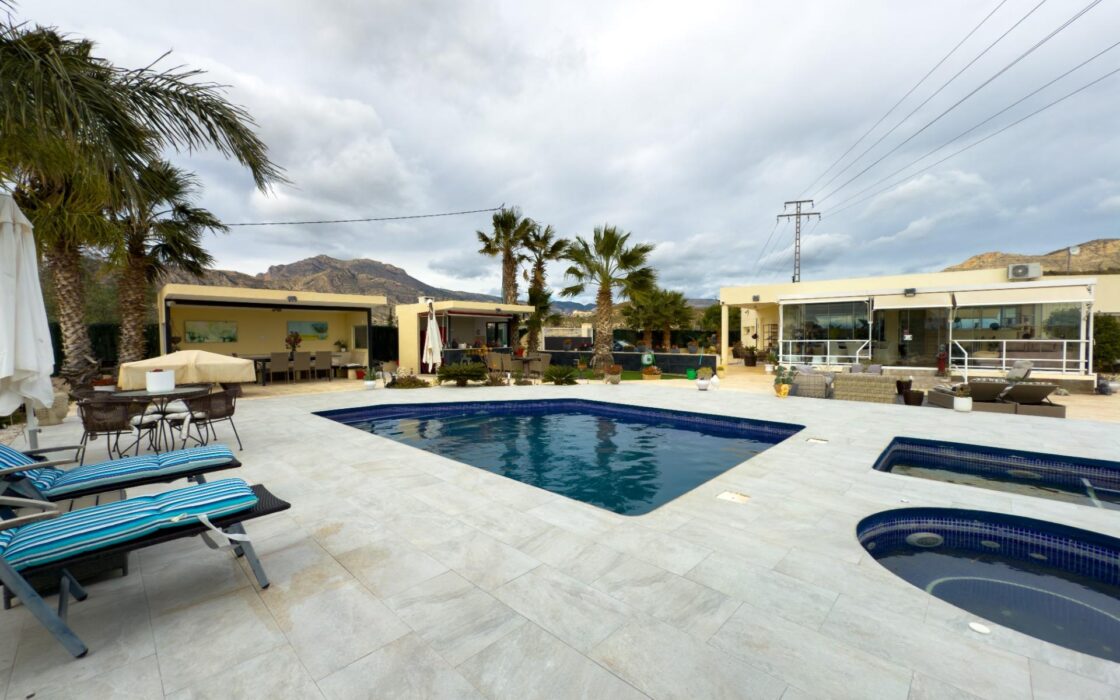 Просторная вилла с бассейном в Хихоне на 3600 кв.м.