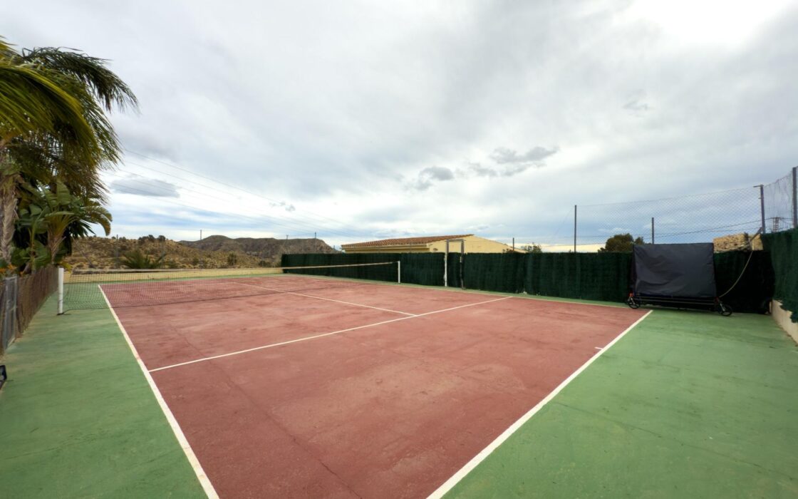 Просторная вилла с бассейном в Хихоне на 3600 кв.м.