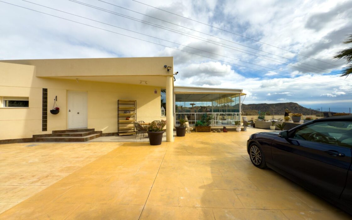 Просторная вилла с бассейном в Хихоне на 3600 кв.м.