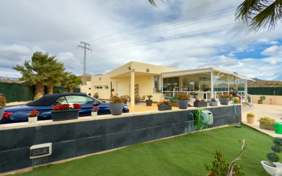 Просторная вилла с бассейном в Хихоне на 3600 кв.м.