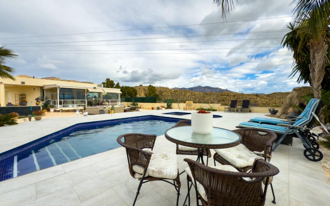 Просторная вилла с бассейном в Хихоне на 3600 кв.м.