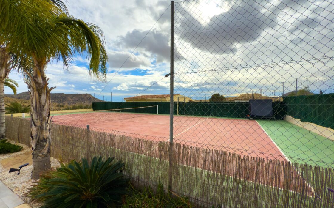 Просторная вилла с бассейном в Хихоне на 3600 кв.м.