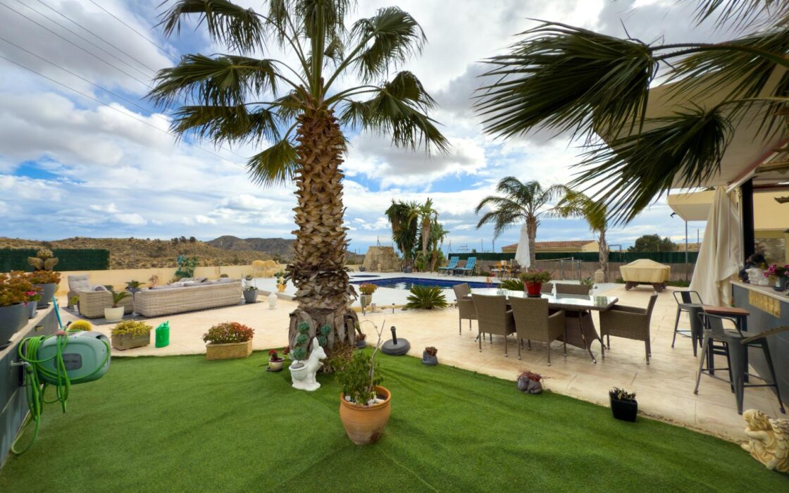 Просторная вилла с бассейном в Хихоне на 3600 кв.м.