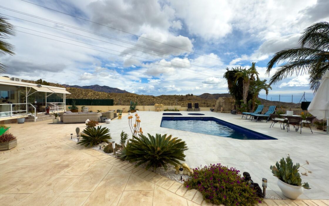 Просторная вилла с бассейном в Хихоне на 3600 кв.м.