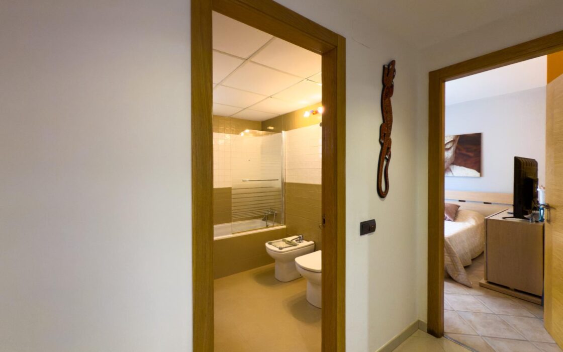 Просторная вилла с бассейном в Хихоне на 3600 кв.м.