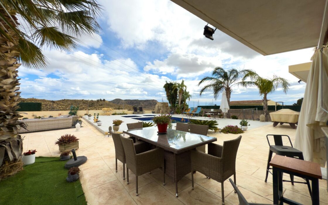 Просторная вилла с бассейном в Хихоне на 3600 кв.м.