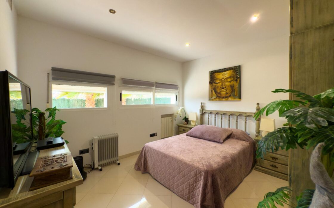 Просторная вилла с бассейном в Хихоне на 3600 кв.м.