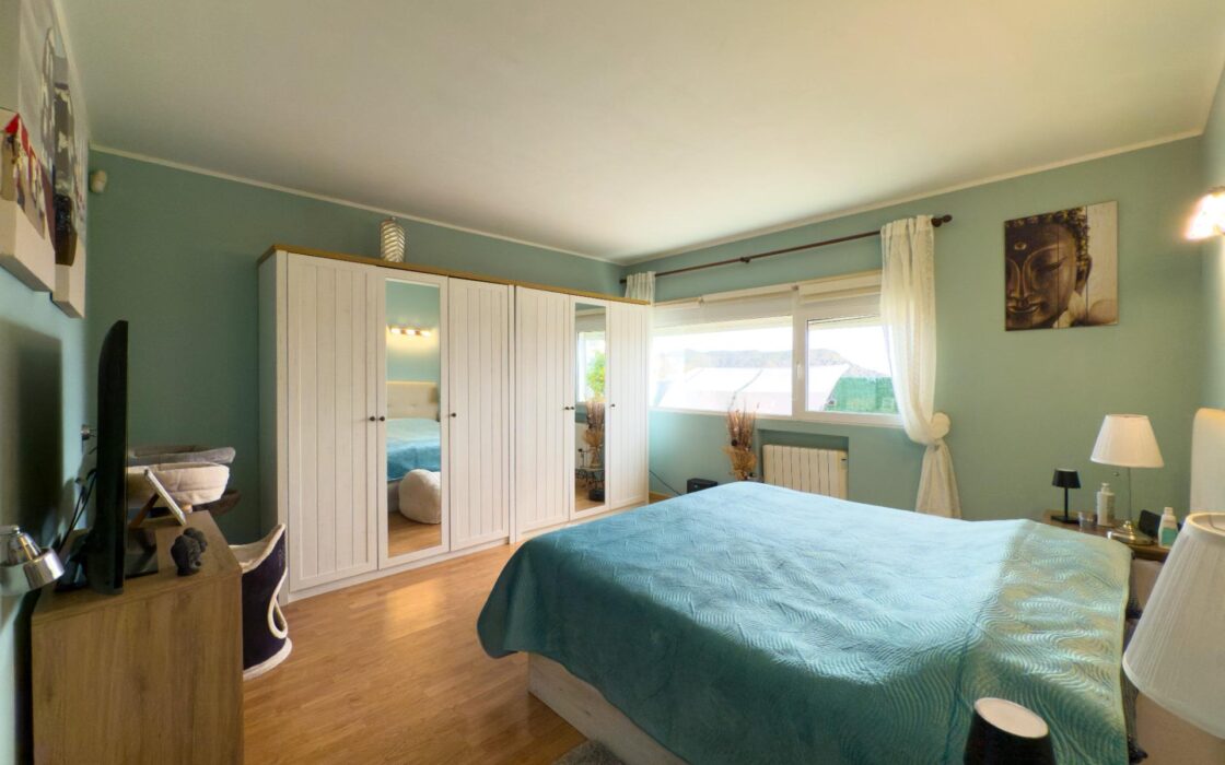 Просторная вилла с бассейном в Хихоне на 3600 кв.м.