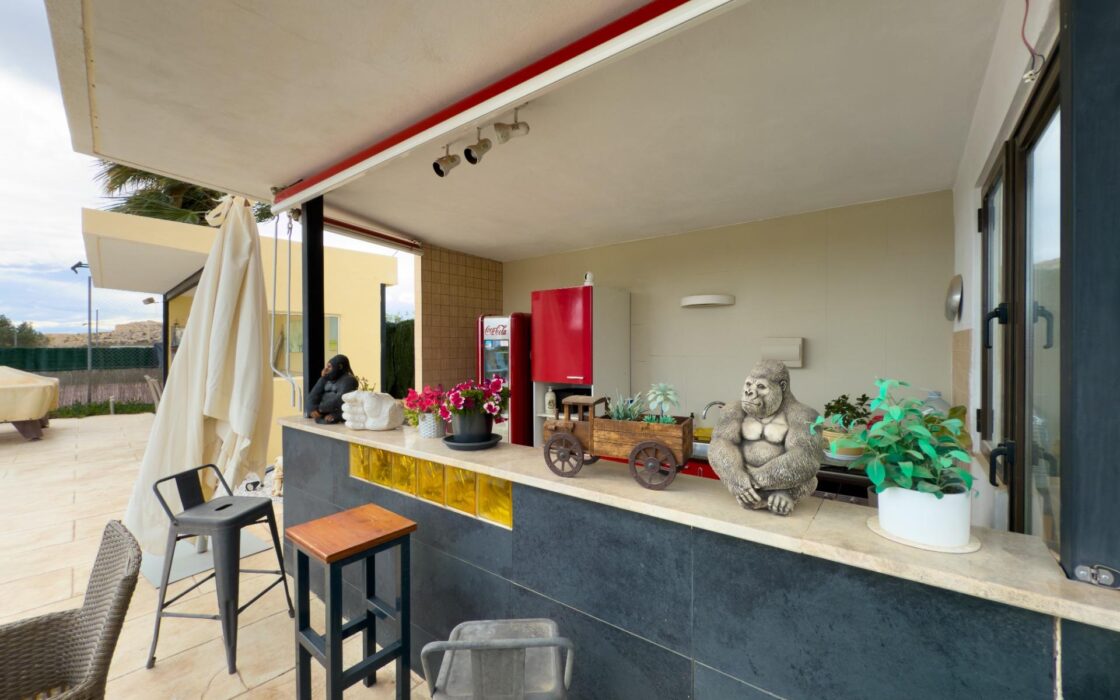 Просторная вилла с бассейном в Хихоне на 3600 кв.м.