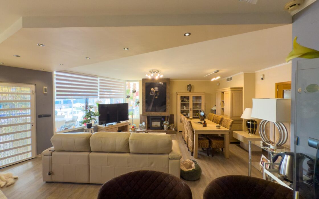 Просторная вилла с бассейном в Хихоне на 3600 кв.м.