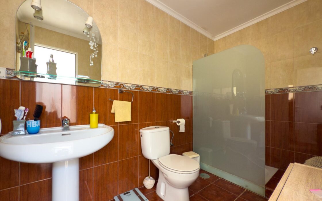 Просторная вилла с бассейном в Хихоне на 3600 кв.м.