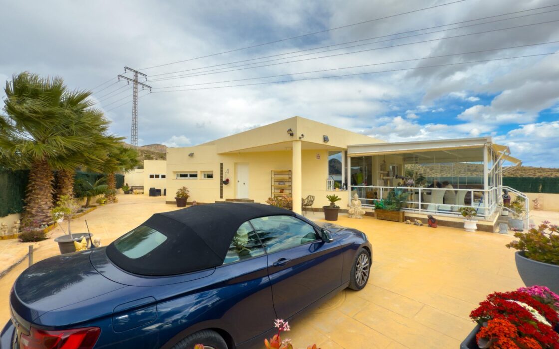 Просторная вилла с бассейном в Хихоне на 3600 кв.м.