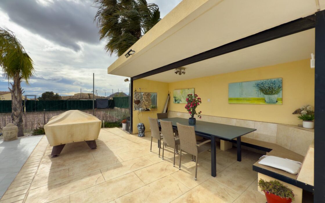 Просторная вилла с бассейном в Хихоне на 3600 кв.м.