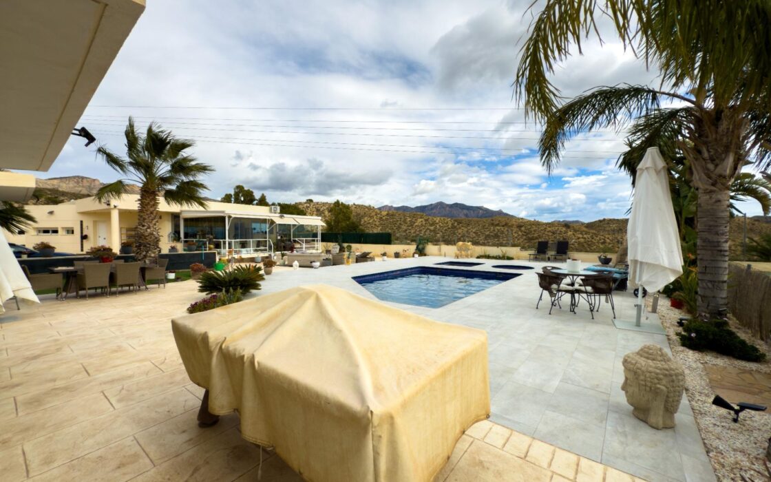 Просторная вилла с бассейном в Хихоне на 3600 кв.м.