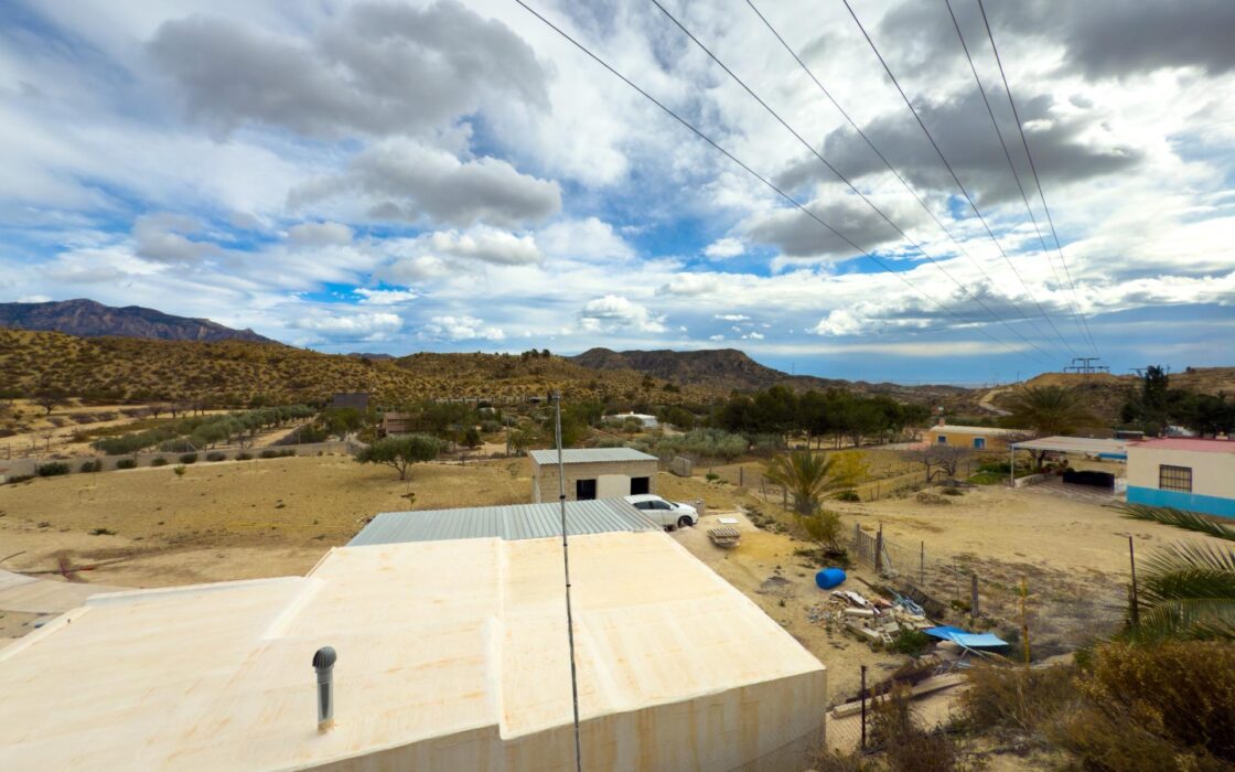 Просторная вилла с бассейном в Хихоне на 3600 кв.м.