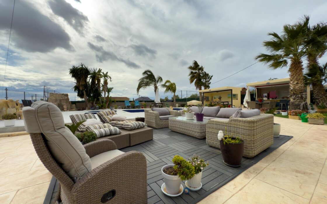 Просторная вилла с бассейном в Хихоне на 3600 кв.м.